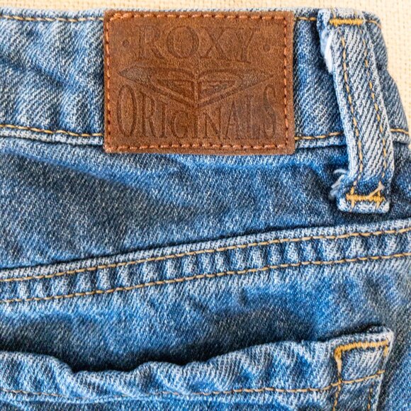 Roxy Originals High Rise Distressed Denim Shorts Size 27 – Frayed Hem 100% Cotto - Picture 3 of 5